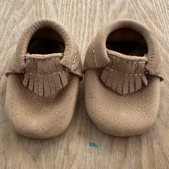 FRESHLY PICKED Brown Fringe Leather Baby Moccasins Size 1 - Picture 1 of 4